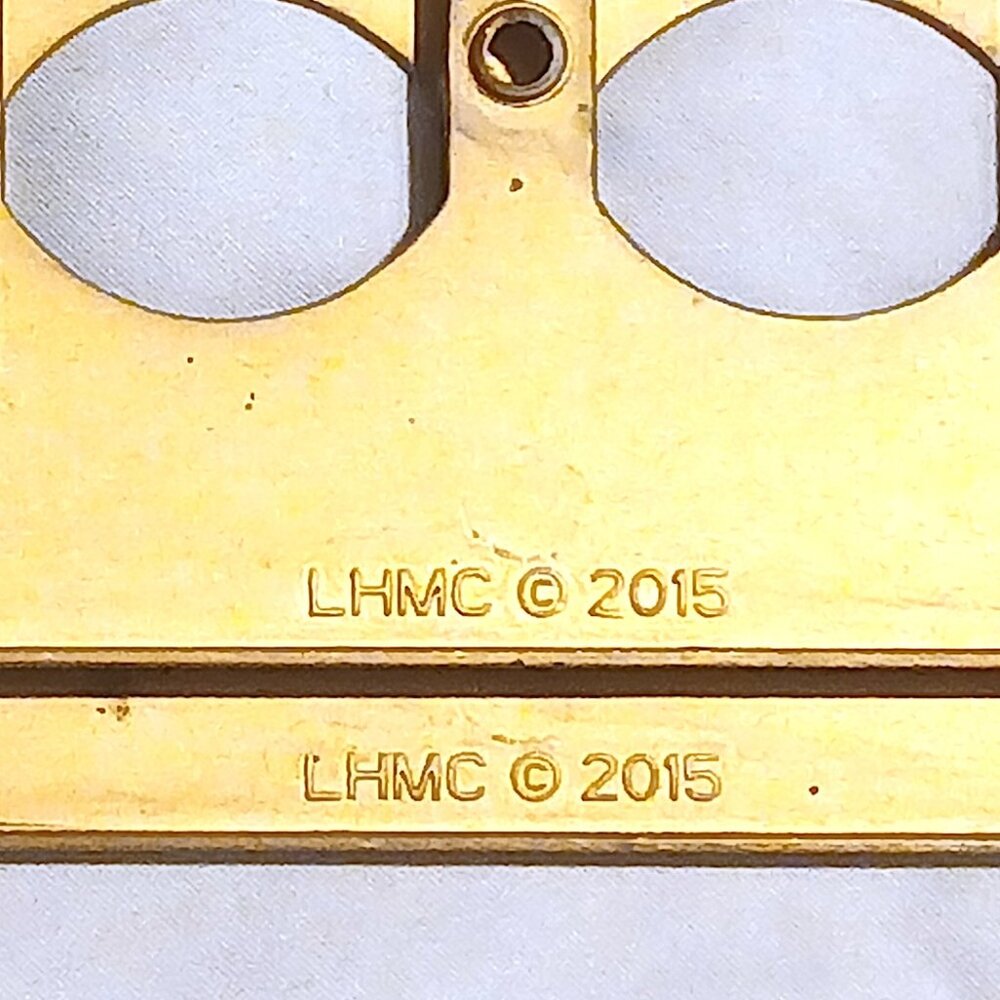 Lot 2x 2015 LHMC Liberty Hardware Metal Electrical Outlet Plate Cover Brass Tone - Picture 5 of 7